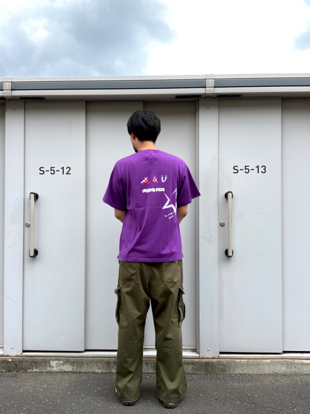 「ウムラウト、umlaut、ドメスティックブランド、紫、パープル、ロゴT、ワッペン、ニコちゃん、outlet」｜「UMLAUTのアイテム（Tシャツ/カットソー、パープル系）」を使った、ツネマツさん（メンズ・187cm）の夏コーディネートの2枚目の写真