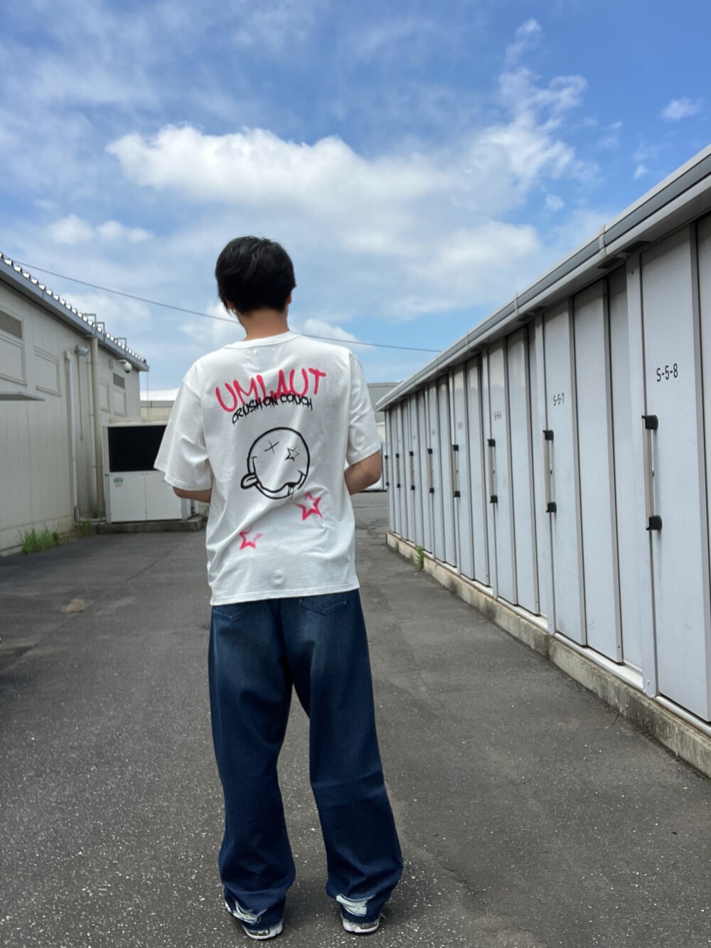 「umlaut、ウムラウト、白Tシャツ、ホワイト、ピンク、カジュアル、夏コーデ、outlet」｜「UMLAUTのアイテム（Tシャツ/カットソー、ホワイト系）」を使った、ツネマツさん（メンズ・187cm）の春コーディネートの2枚目の写真