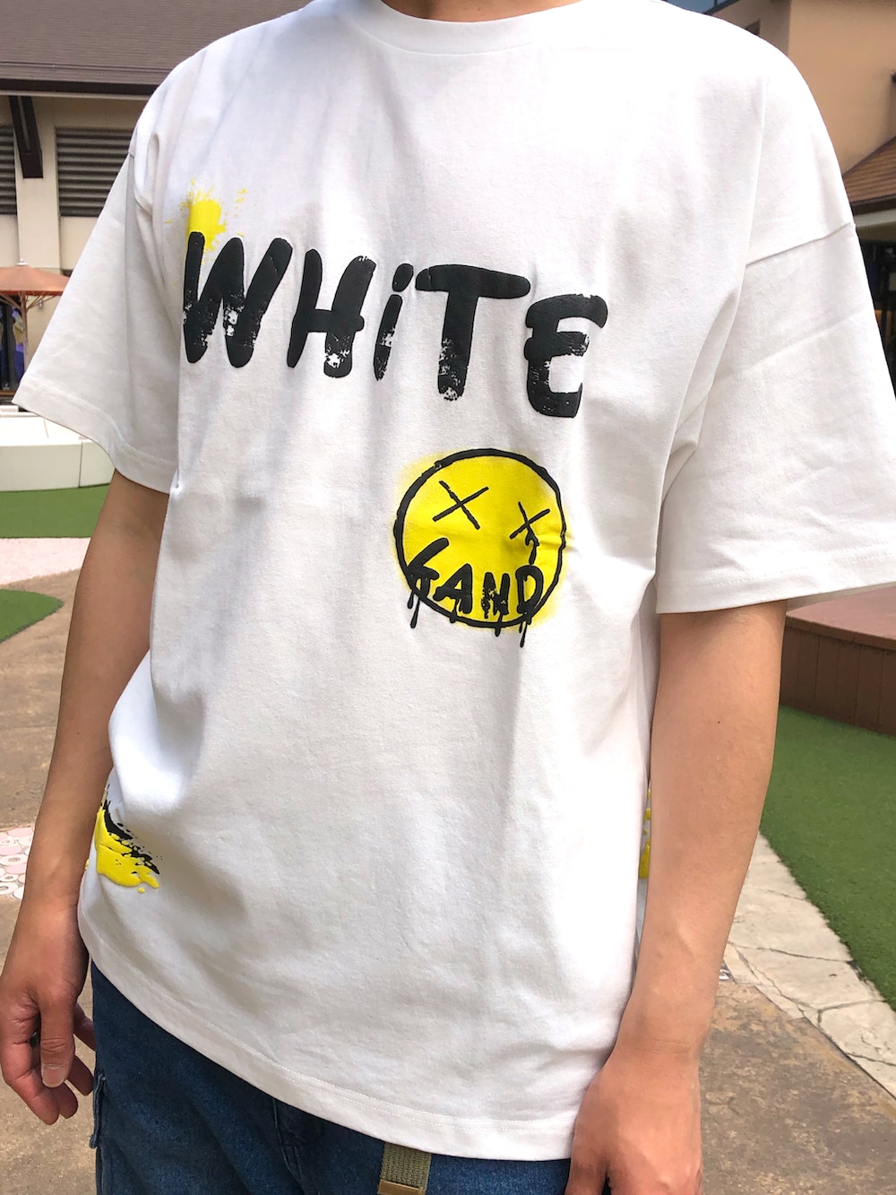 「whiteland、ホワイトランド、白色、ホワイト、ニコちゃん、落書き、オーバーサイズ、春夏コーデ、OUTLET」｜「WHITELANDのWHITELAND/ホワイトランド/PLWL ニコ落書き　TEE（Tシャツ/カットソー、ホワイト系）」を使った、ツネマツさん（メンズ・187cm）の春コーディネートの3枚目の写真