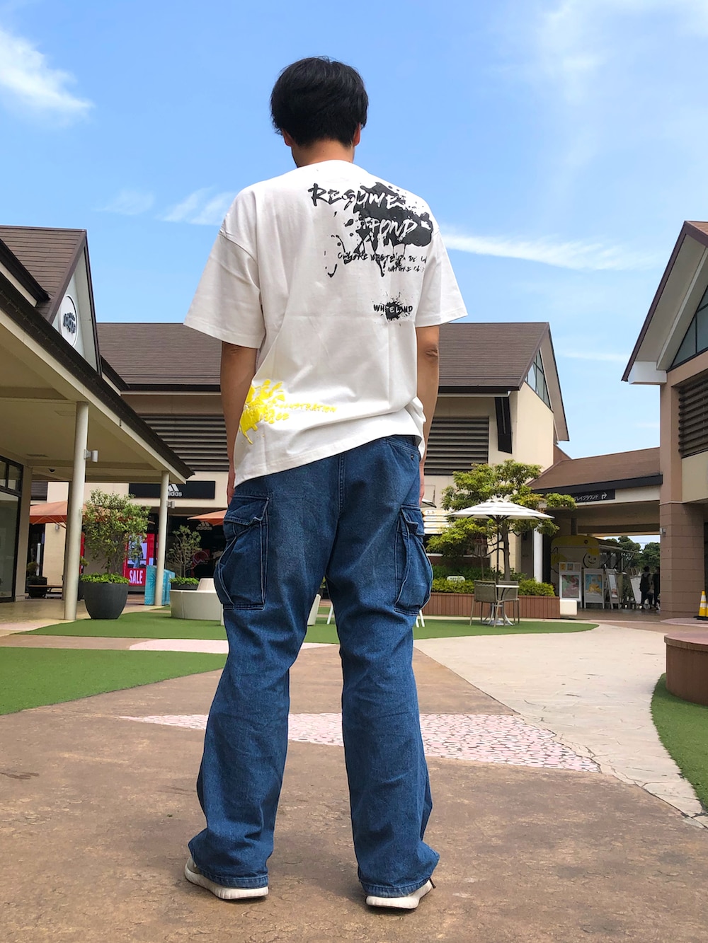 「whiteland、ホワイトランド、白色、ホワイト、ニコちゃん、落書き、オーバーサイズ、春夏コーデ、OUTLET」｜「WHITELANDのWHITELAND/ホワイトランド/PLWL ニコ落書き　TEE（Tシャツ/カットソー、ホワイト系）」を使った、ツネマツさん（メンズ・187cm）の春コーディネートの2枚目の写真