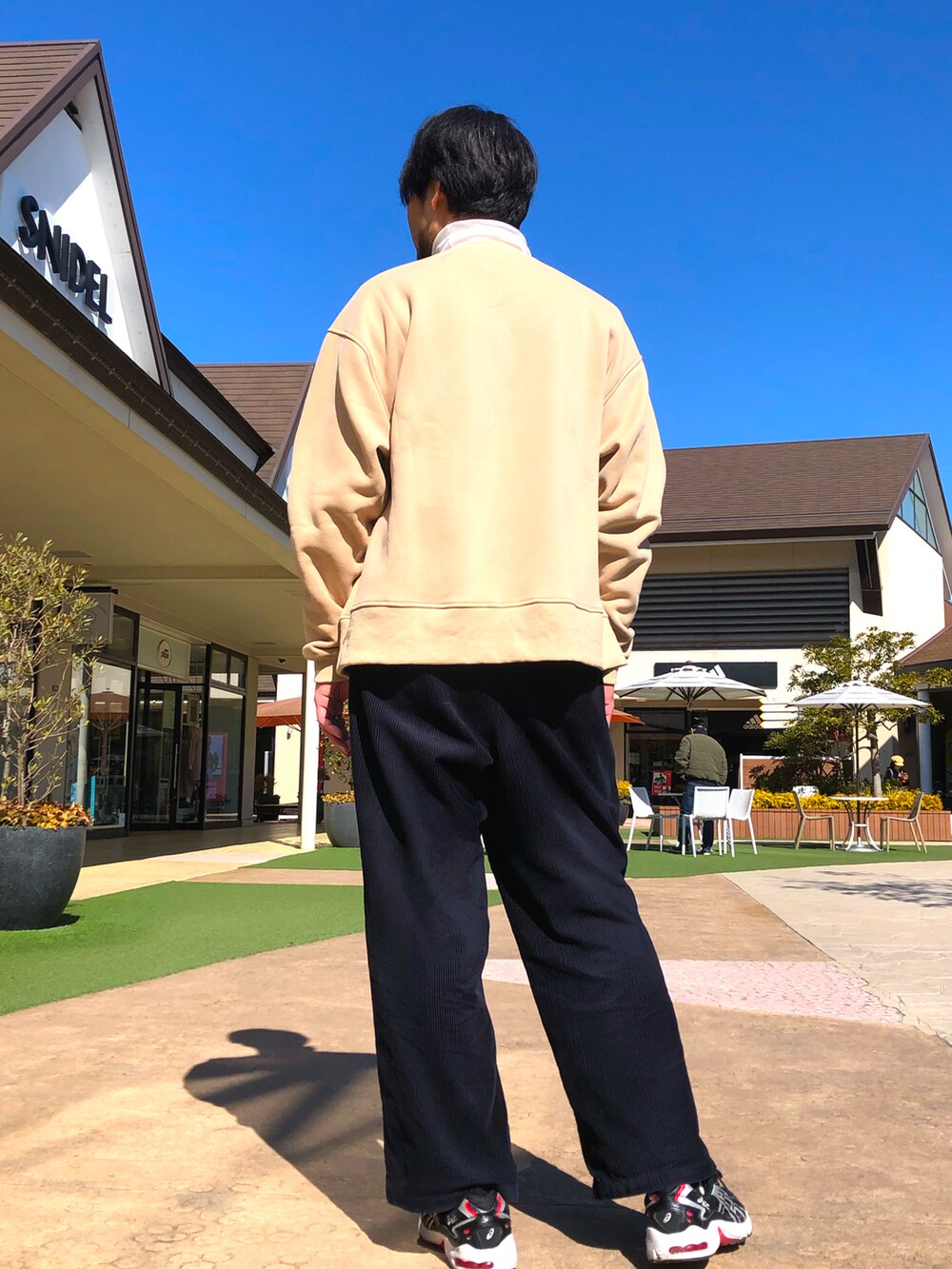 「whiteland、OUTLET、カジュアルコーデ、スウェット、カレッジスウェット、カレッジロゴ」｜「WHITELANDの【LAB限定】WHITELAND/ホワイトランド/カレッジロゴスウェット（スウェット、ベージュ系）」を使った、ツネマツさん（メンズ・187cm）の冬コーディネートの2枚目の写真