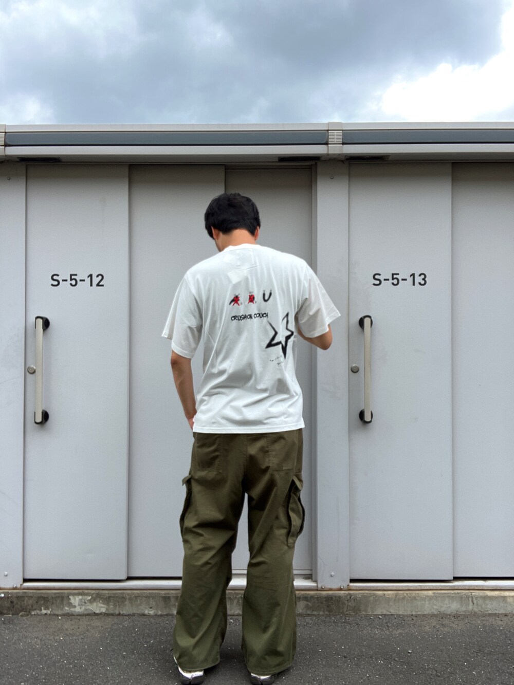 「umlaut、ウムラウト、白Tシャツ、ホワイト、ワッペン、刺繍、ロゴT、outlet、夏コーデ」｜「UMLAUTのアイテム（Tシャツ/カットソー、ホワイト系）」を使った、ツネマツさん（メンズ・187cm）の夏コーディネートの2枚目の写真