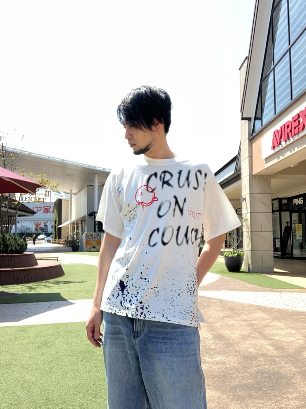 「umlaut、ウムラウト、春コーデ、白Tシャツ、ペイント、outlet、春、ニコちゃん」｜「UMLAUTのアイテム（Tシャツ/カットソー、ホワイト系）」を使った、ツネマツさん（メンズ・187cm）の春コーディネートの2枚目の写真