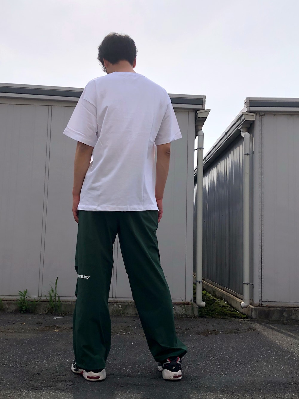「whiteland、ホワイトランド、スプレー、ホワイト、白色、刺繍、ロゴT、刺繍ロゴ、春夏コーデ」｜「WHITELANDの[LAB限定]WHITELAND/ホワイトランドWL/ｽﾌﾟﾚｰTEE/WHITE（Tシャツ/カットソー、グリーン系）」を使った、ツネマツさん（メンズ・187cm）の春コーディネートの2枚目の写真