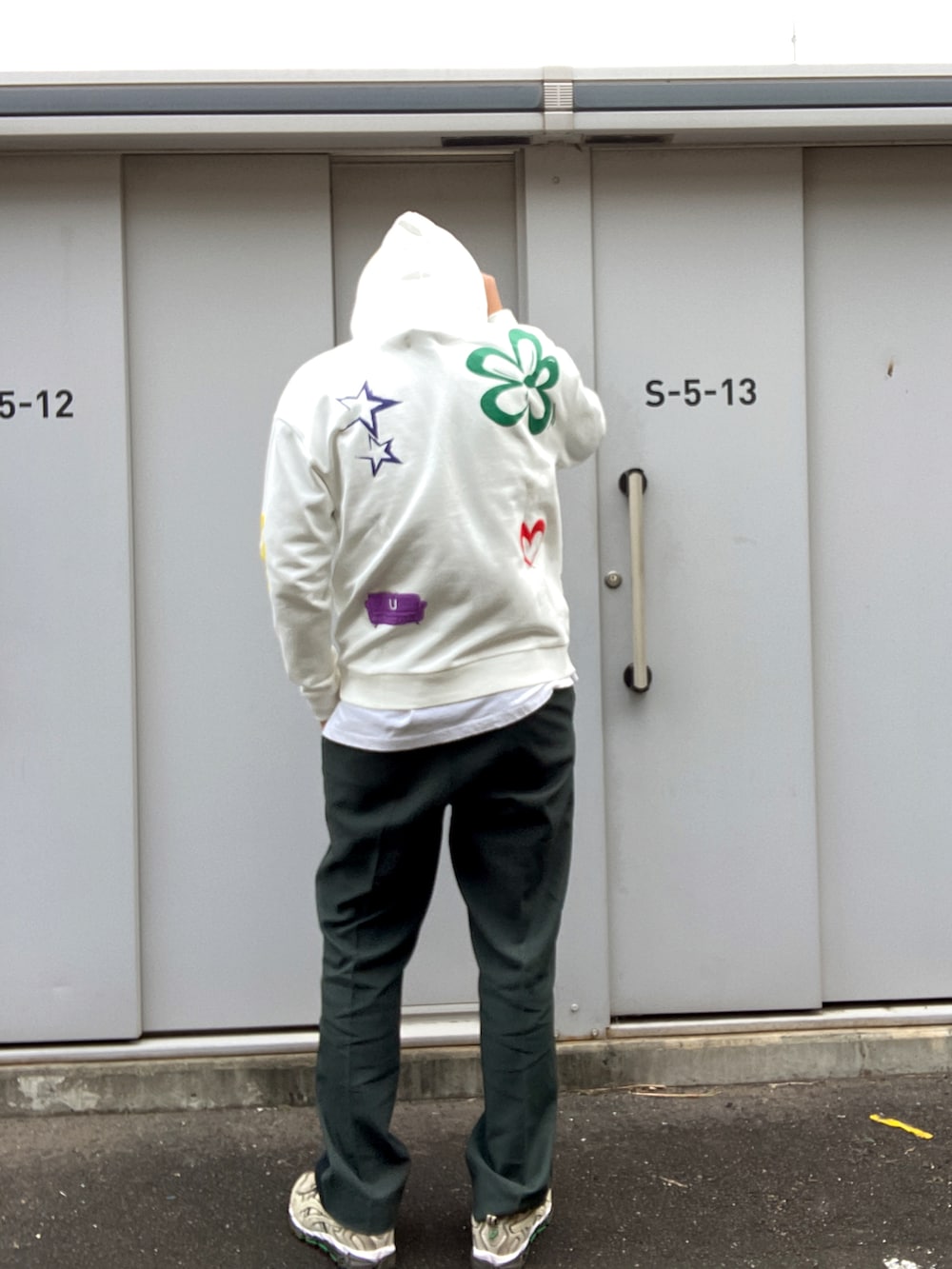 「umlaut、ウムラウト、秋コーデ、秋冬コーデ、白パーカー、新鋭ブランド、発泡プリント、プリント、フラワー、フラワー柄」｜「L.H.P Private Brandの[LAB限定]ＵＭＵＬＡＵＴ　ＣＯＣ　フラワー　パーカー（パーカー、ホワイト系）」を使った、ツネマツさん（メンズ・187cm）の秋コーディネートの2枚目の写真