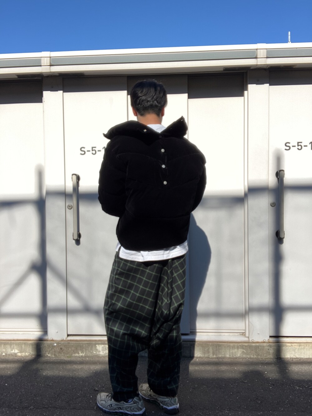 「Danke schon、ダンケシェーン、秋コーデ、冬コーデ、秋冬コーデ、OUTLET、ブラック、シンサレート」｜「DANKE SCHONの[LAB限定] Danke Schon/ダンケシェーン/ＰＬＤＳ　ベルベット　シーサレートブルゾン（ダウンジャケット/コート、ブラック系）」を使った、ツネマツさん（メンズ・187cm）の秋コーディネートの3枚目の写真