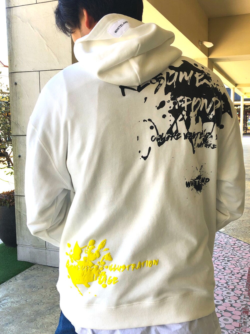 「ニコ、落書き、ニコ落書き、パーカー、発泡プリント、OUTLET、OUTLET限定、ホワイト、白色」｜「WHITELANDの【LAB限定】WHITELAND/ホワイトランド/落書きプリントパーカー（パーカー、ホワイト系）」を使った、ツネマツさん（メンズ・187cm）の冬コーディネートの4枚目の写真