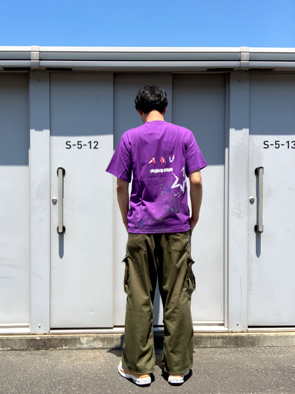 「umlaut、ウムラウト、夏コーデ、ペンキ加工、ペンキ、ニコちゃん、パープル、落書き、アウトレット、outlet」｜「UMLAUTのアイテム（Tシャツ/カットソー、パープル系）」を使った、ツネマツさん（メンズ・187cm）の夏コーディネートの2枚目の写真