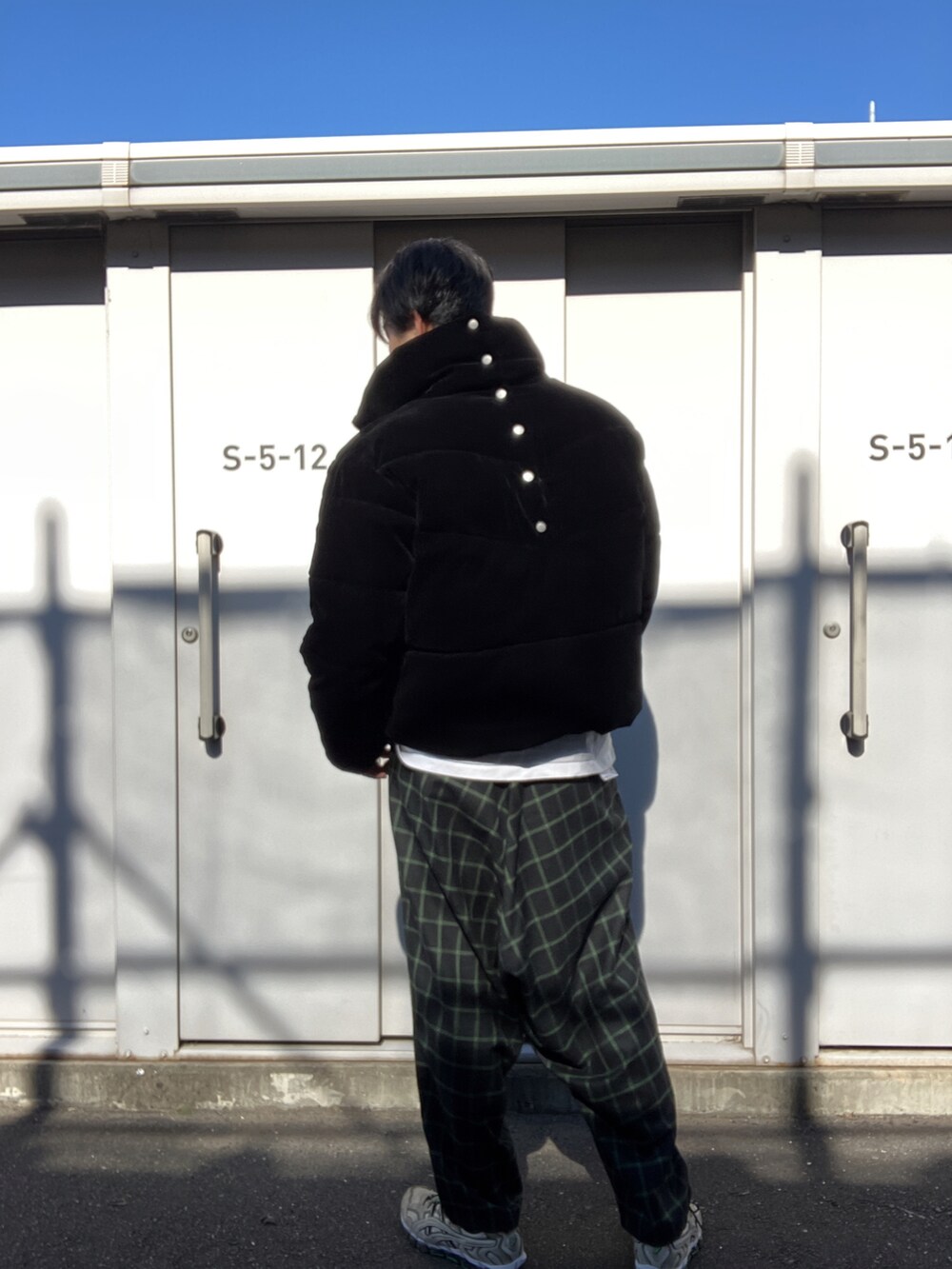 「Danke schon、ダンケシェーン、秋コーデ、冬コーデ、秋冬コーデ、OUTLET、ブラック、シンサレート」｜「DANKE SCHONの[LAB限定] Danke Schon/ダンケシェーン/ＰＬＤＳ　ベルベット　シーサレートブルゾン（ダウンジャケット/コート、ブラック系）」を使った、ツネマツさん（メンズ・187cm）の秋コーディネートの2枚目の写真