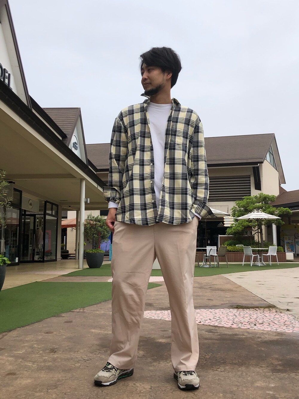 「A4A、バックロゴ、イエロー、チェックシャツ、春夏コーデ、オーバーサイズ、袖ロゴ、OUTLET、刺繍ロゴ」｜「A4Aのアイテム（シャツ/ブラウス、イエロー系）」を使った、ツネマツさん（メンズ・187cm）の夏コーディネートの4枚目の写真