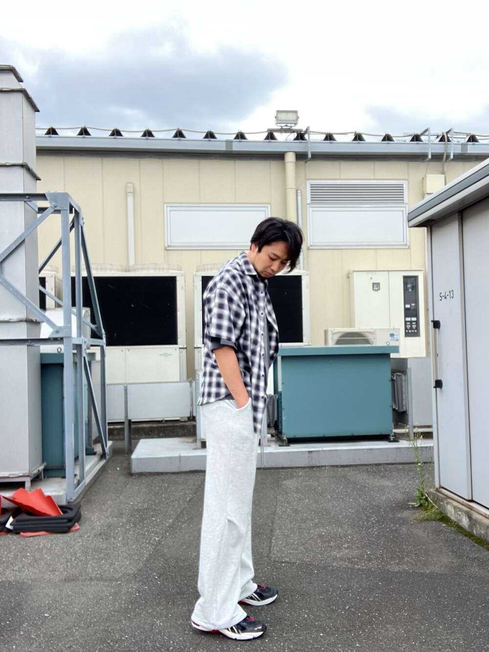 「Danke schon、ダンケシェーン、グレー、スウエットパンツ、スウェット、outlet、夏コーデ、タックパンツ、タックワイドパンツ」｜「DANKE SCHONの【WEB＆DEPOT限定】DankeSchon/ダンケシェーン/TACK SWEAT PANTS（スウェットパンツ、グレー系）」を使った、ツネマツさん（メンズ・187cm）の春コーディネートの2枚目の写真