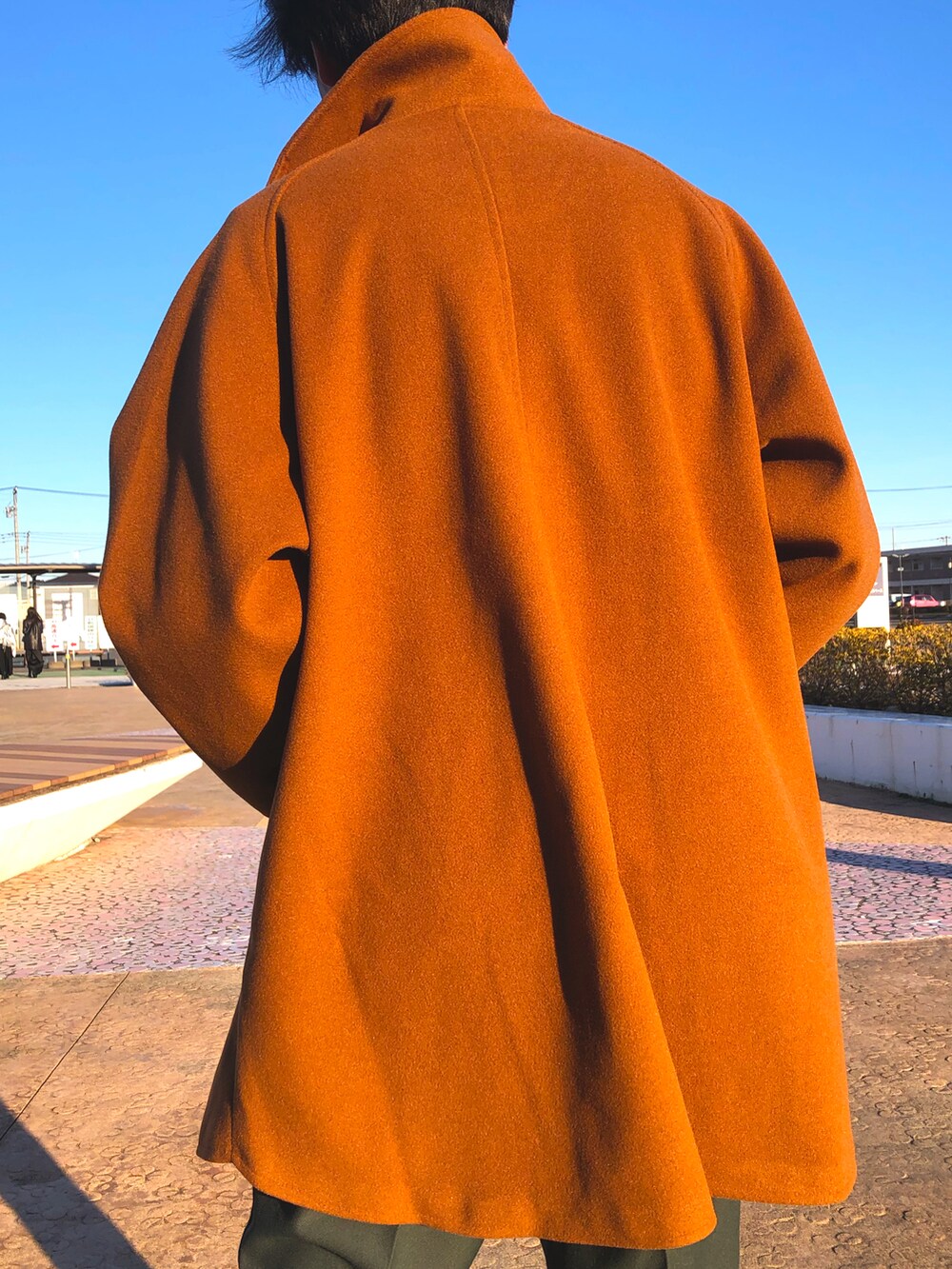 「コート、ステンカラーコート、ブラウン、茶色、OUTLET、whiteland、カラーパレット」｜「WHITELANDの【LAB限定】WHITELAND/ホワイトランド/ムササビコート（チェスターコート、イエロー系）」を使った、ツネマツさん（メンズ・187cm）の冬コーディネートの3枚目の写真