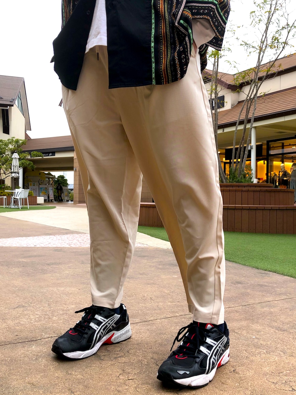 「whiteland、タック、スラックス、ベージュ、らくちん、OUTLET、タックスラックス、ポリエステル、レーヨン、レーヨンパンツ」｜「WHITELANDのアイテム（パンツ、ベージュ系）」を使った、ツネマツさん（メンズ・187cm）の春コーディネートの3枚目の写真
