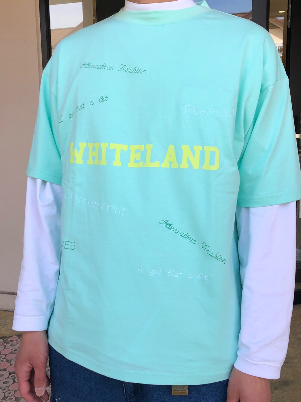 「whiteland、ホワイトランド、ミント、ミントグリーン、刺繍、刺繍Tシャツ、オーバーサイズ、ロゴT、OUTLET」｜「WHITELANDのWHITELAND/ホワイトランド/PLWL ﾗﾝﾀﾞﾑ刺繍TEE（Tシャツ/カットソー、グリーン系）」を使った、ツネマツさん（メンズ・187cm）の春コーディネートの3枚目の写真