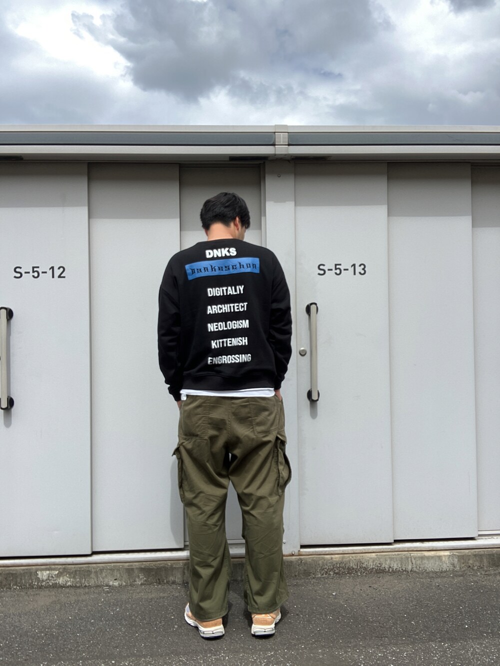 「Danke schon、ダンケシェーン、ブラック、スウェット、ロゴスウェット、バックロゴ、秋コーデ、秋冬コーデ、休日コーデ、outlet」｜「DANKE SCHONの【WEB&DEPOT限定】DankeSchon/ダンケシェーン/LOGO SWEAT CN/ロゴクルーネックスウェット（スウェット、ブラック系）」を使った、ツネマツさん（メンズ・187cm）の秋コーディネートの2枚目の写真