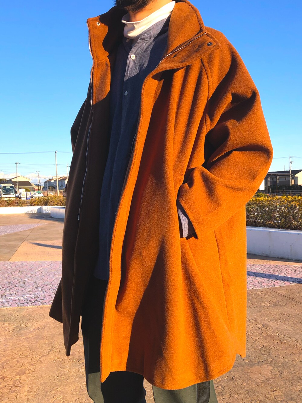 「コート、ステンカラーコート、ブラウン、茶色、OUTLET、whiteland、カラーパレット」｜「WHITELANDの【LAB限定】WHITELAND/ホワイトランド/ムササビコート（チェスターコート、イエロー系）」を使った、ツネマツさん（メンズ・187cm）の冬コーディネートの2枚目の写真
