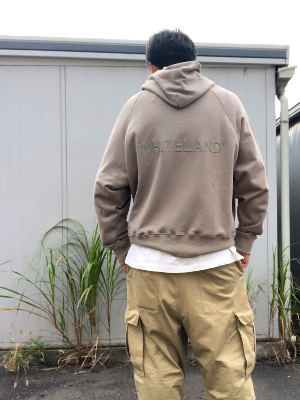 「whiteland、ホワイトランド、パーカー、オーバーサイズ、カーキー、ロゴパーカー、バックロゴ、OUTLET」｜「WHITELANDのアイテム（パーカー、その他）」を使った、ツネマツさん（メンズ・187cm）の秋コーディネートの2枚目の写真
