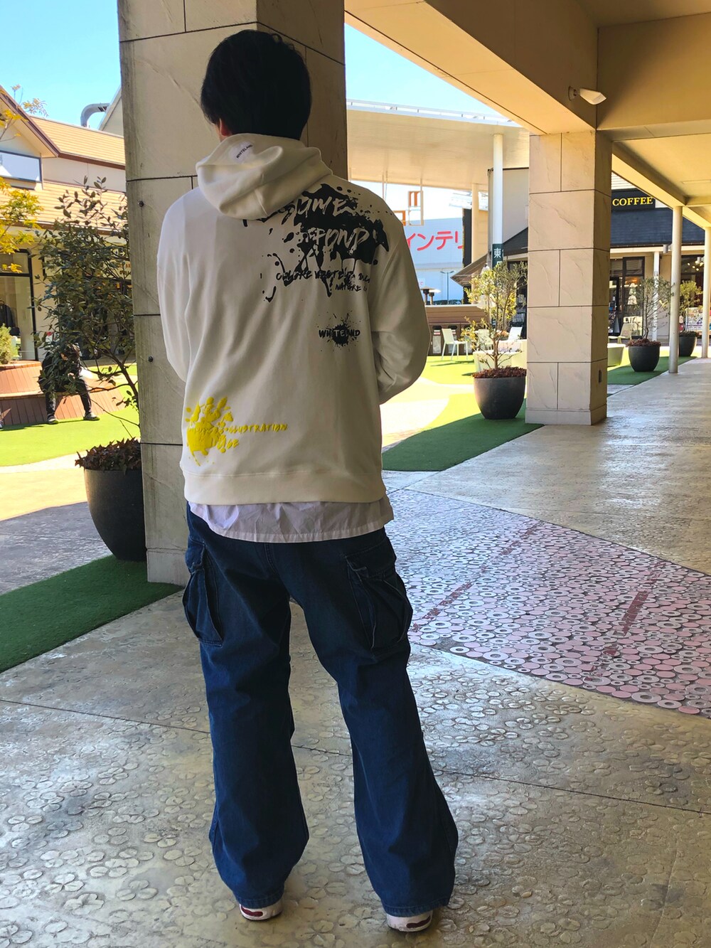 「ニコ、落書き、ニコ落書き、パーカー、発泡プリント、OUTLET、OUTLET限定、ホワイト、白色」｜「WHITELANDの【LAB限定】WHITELAND/ホワイトランド/落書きプリントパーカー（パーカー、ホワイト系）」を使った、ツネマツさん（メンズ・187cm）の冬コーディネートの2枚目の写真
