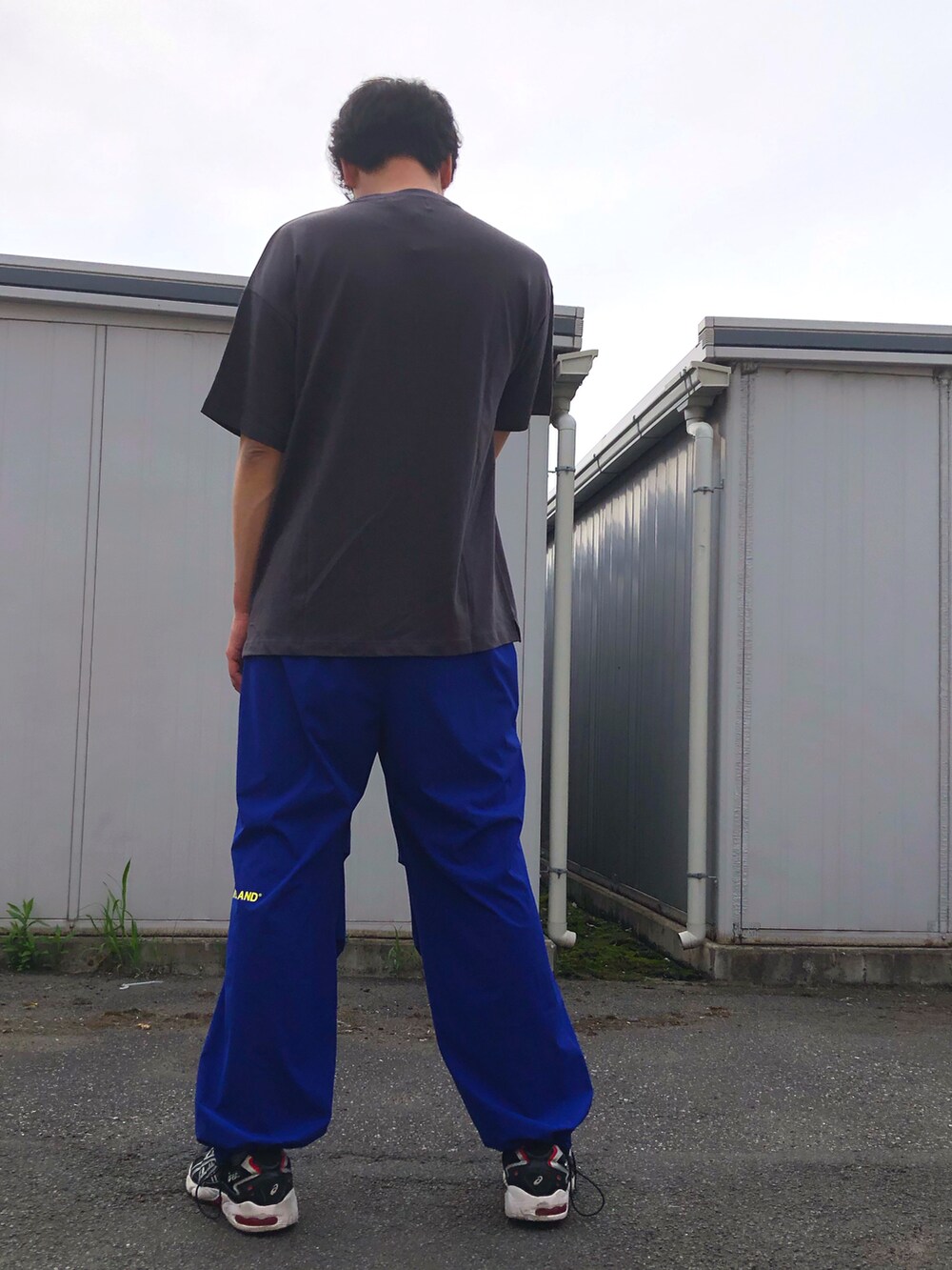 「whiteland、ホワイトランド、チャコールグレー、チャコール、ブルー、スプレー、刺繍、刺繍T、フロントロゴ、OUTLET」｜「WHITELANDの[LAB限定]WHITELAND/ホワイトランド/WL/ｽﾌﾟﾚｰTEE/CHACOL（Tシャツ/カットソー、ブルー系）」を使った、ツネマツさん（メンズ・187cm）の春コーディネートの2枚目の写真