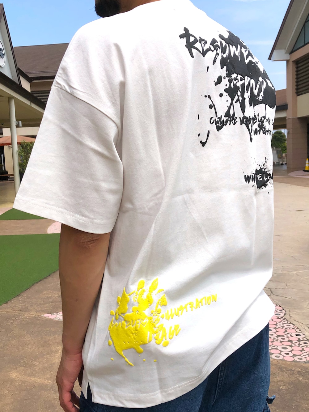 「whiteland、ホワイトランド、白色、ホワイト、ニコちゃん、落書き、オーバーサイズ、春夏コーデ、OUTLET」｜「WHITELANDのWHITELAND/ホワイトランド/PLWL ニコ落書き　TEE（Tシャツ/カットソー、ホワイト系）」を使った、ツネマツさん（メンズ・187cm）の春コーディネートの4枚目の写真
