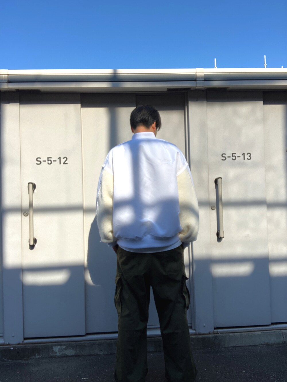 「whiteland、ホワイトランド、ホワイト、白、MA-1、BIGシルエット、bigma-1、OUTLET、秋コーデ、冬コーデ、秋冬コーデ」｜「WHITELANDの[LAB限定] WHITELAND/ホワイトランド/ＰＬＷＬ　ＢＩＧ　ＭＡ－１（MA-1、ホワイト系）」を使った、ツネマツさん（メンズ・187cm）の秋コーディネートの2枚目の写真