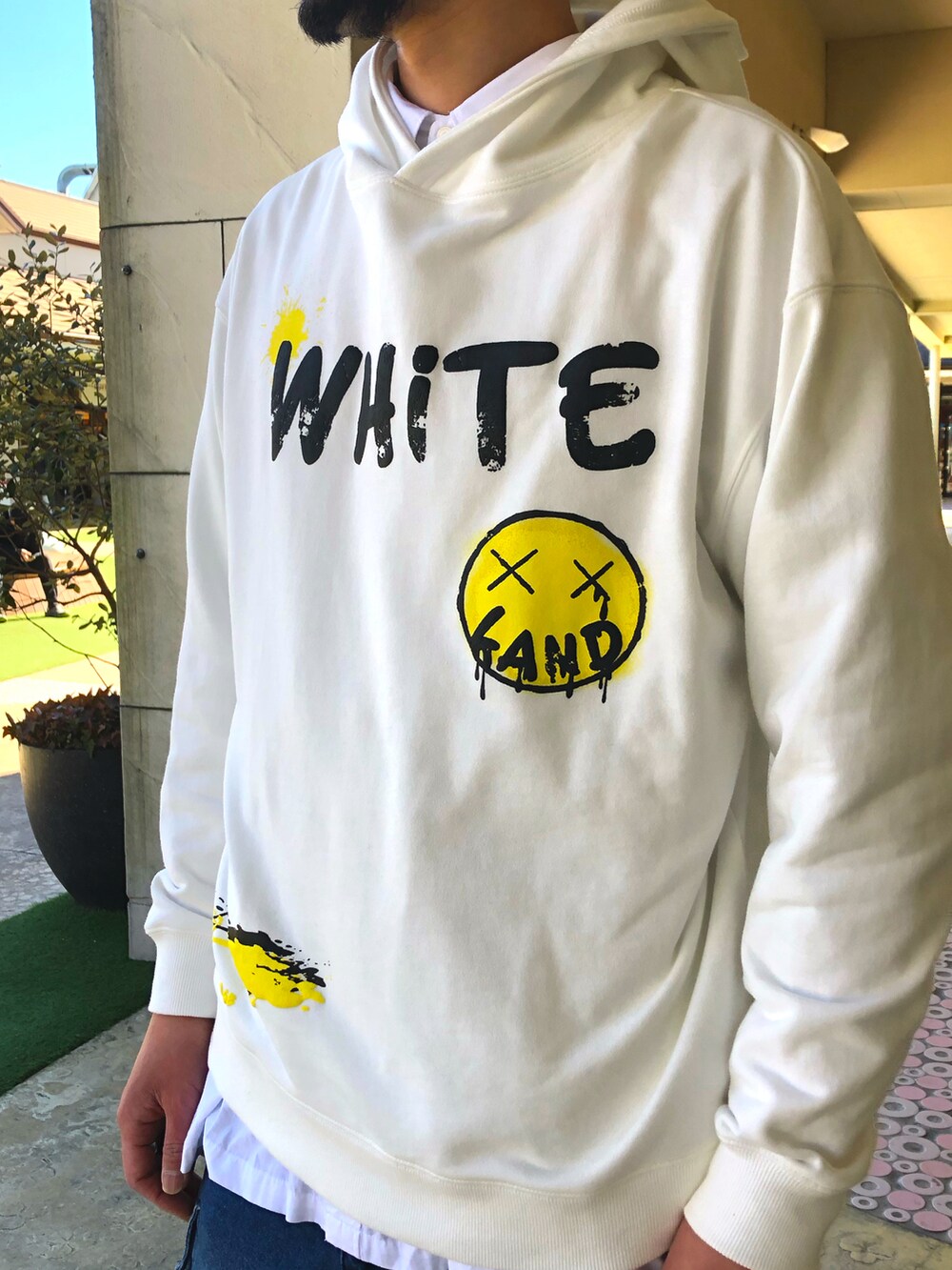 「ニコ、落書き、ニコ落書き、パーカー、発泡プリント、OUTLET、OUTLET限定、ホワイト、白色」｜「WHITELANDの【LAB限定】WHITELAND/ホワイトランド/落書きプリントパーカー（パーカー、ホワイト系）」を使った、ツネマツさん（メンズ・187cm）の冬コーディネートの3枚目の写真
