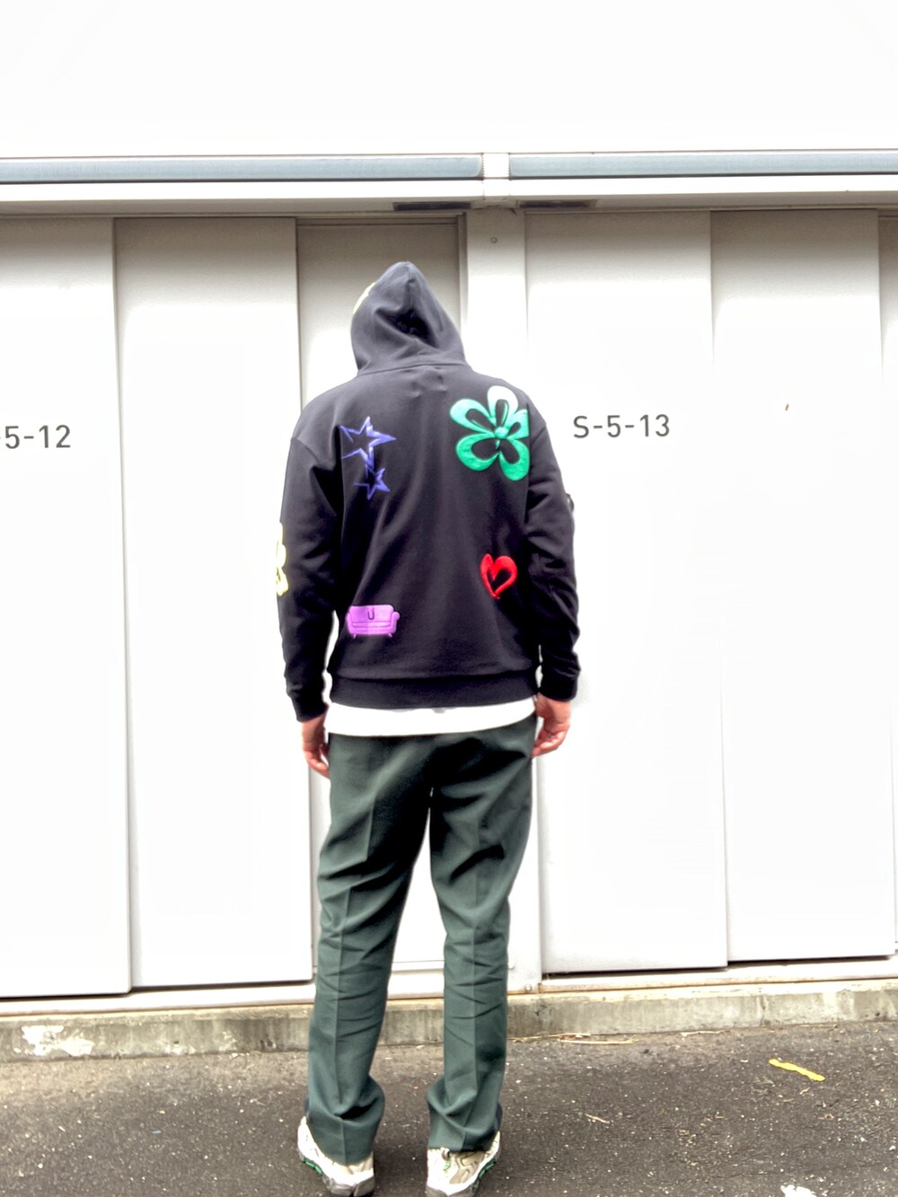「umlaut、ウムラウト、秋コーデ、パーカー、発泡プリント、黒パーカー、フラワー柄、フラワー、秋冬コーデ、新鋭ブランド」｜「L.H.P Private Brandの[LAB限定]ＵＭＵＬＡＵＴ　ＣＯＣ　フラワー　パーカー（パーカー、ブラック系）」を使った、ツネマツさん（メンズ・187cm）の秋コーディネートの2枚目の写真