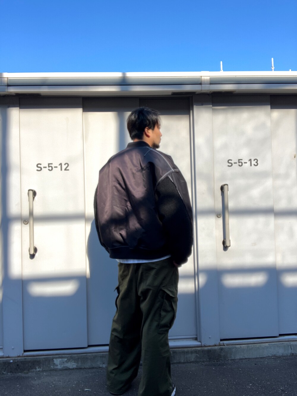 「whiteland、ホワイトランド、ブラック、MA-1、bigma-1、オーバーサイズ、OUTLET、秋コーデ、冬コーデ、秋冬コーデ」｜「WHITELANDの[LAB限定] WHITELAND/ホワイトランド/ＰＬＷＬ　ＢＩＧ　ＭＡ－１（MA-1、ブラック系）」を使った、ツネマツさん（メンズ・187cm）の秋コーディネートの2枚目の写真