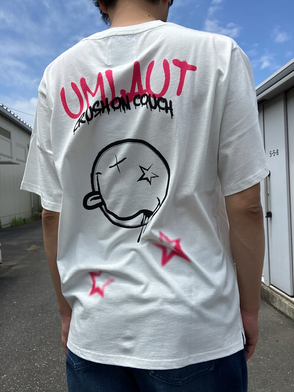 「umlaut、ウムラウト、白Tシャツ、ホワイト、ピンク、カジュアル、夏コーデ、outlet」｜「UMLAUTのアイテム（Tシャツ/カットソー、ホワイト系）」を使った、ツネマツさん（メンズ・187cm）の春コーディネートの4枚目の写真