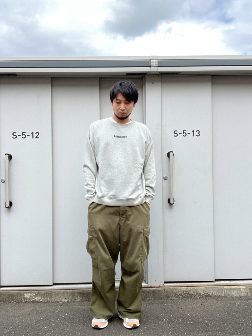 「Danke schon、ダンケシェーン、スウェット、ロゴ、ロゴスウェット、outlet、秋コーデ、秋冬コーデ、バックロゴ」｜「DANKE SCHONのアイテム（スウェット、グレー系）」を使った、ツネマツさん（メンズ・187cm）の秋コーディネートの2枚目の写真