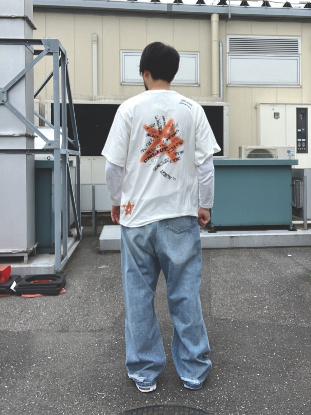 「umlaut、ウムラウト、白Tシャツ、春コーデ、オトナカジュアル、休日コーデ、outlet、ホワイト」｜「UMLAUTのアイテム（Tシャツ/カットソー、ホワイト系）」を使った、ツネマツさん（メンズ・187cm）の春コーディネートの2枚目の写真