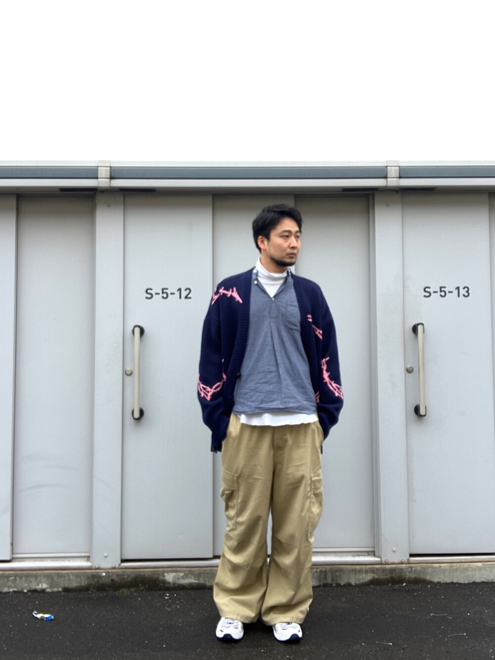 「whiteland、ホワイトランド、ネイビー、ネイビー×ピンク、ニット、カーディガン、カーデ、ジャガード、オーバーサイズ」｜「WHITELANDのWHITELAND/ホワイトランド/PLWL NEWロゴカーディガン（カーディガン/ボレロ、ブルー系）」を使った、ツネマツさん（メンズ・187cm）の春コーディネートの2枚目の写真