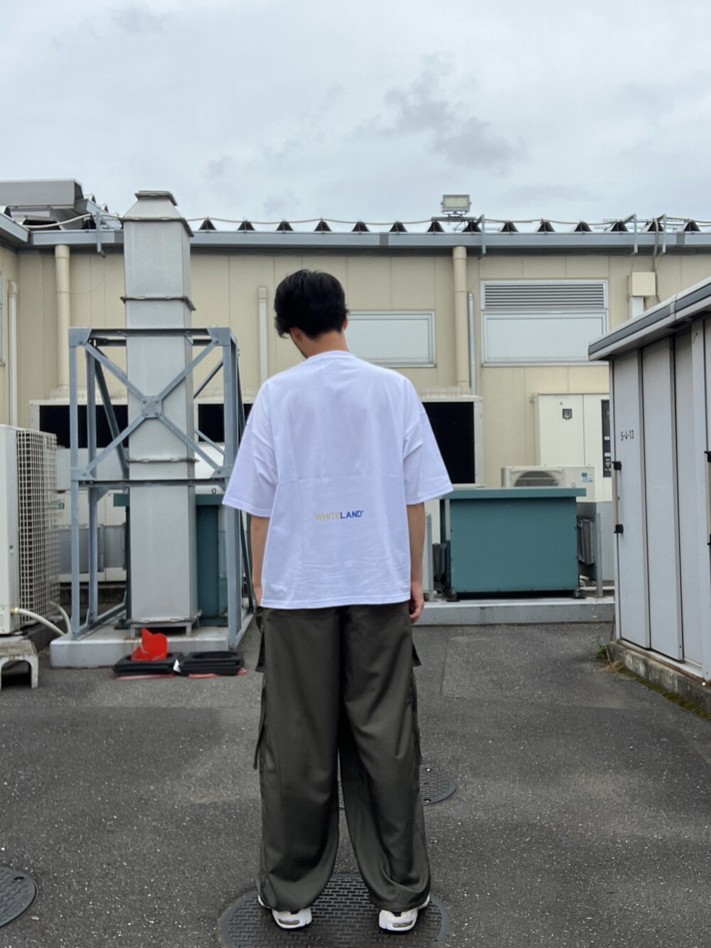 「whiteland、ホワイトランド、白Tシャツ、ホワイト、夏コーデ、オーバーサイズ、outlet、バックロゴ」｜「WHITELANDの【WEB&DEPOT限定】WHITELAND/ホワイトランド/OWL/COLOR LOGO SST/カラー ロゴTシャツ（Tシャツ/カットソー、ホワイト系）」を使った、ツネマツさん（メンズ・187cm）の夏コーディネートの4枚目の写真