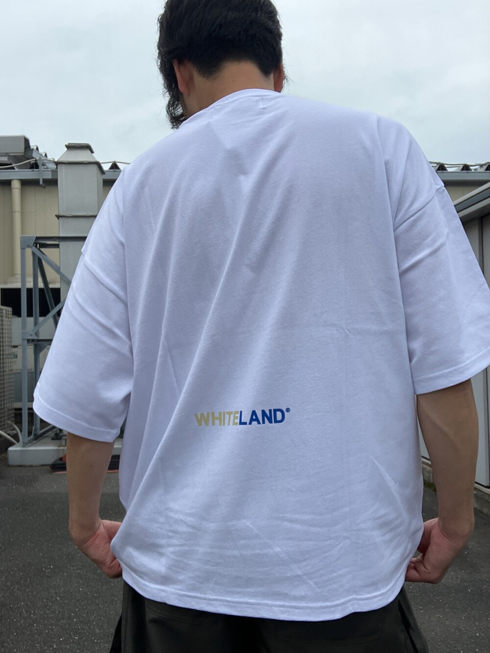 「whiteland、ホワイトランド、白Tシャツ、ホワイト、夏コーデ、オーバーサイズ、outlet、バックロゴ」｜「WHITELANDの【WEB&DEPOT限定】WHITELAND/ホワイトランド/OWL/COLOR LOGO SST/カラー ロゴTシャツ（Tシャツ/カットソー、ホワイト系）」を使った、ツネマツさん（メンズ・187cm）の夏コーディネートの2枚目の写真