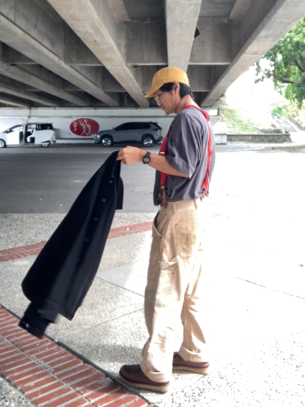 ブラック系のカバーオール、ブルー系のTシャツ/カットソー、ベージュ系のその他パンツを着用したメンズの冬コーディネートの2枚目の写真