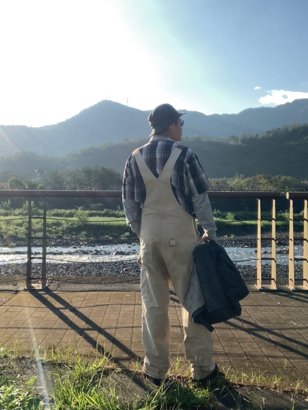 ブラック系のシャツ/ブラウス、ブラウン系のサロペット/オーバーオール、ブラウン系のジャケット/アウターを着用したメンズの秋コーディネートの3枚目の写真