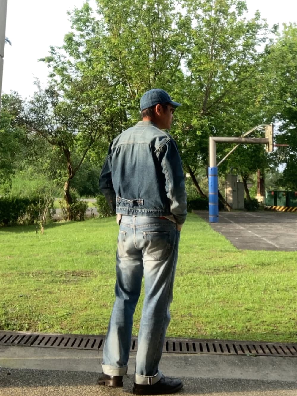 ブルー系のデニムジャケット、ブルー系のデニムパンツ、ブラウン系のTシャツ/カットソーを着用したメンズの春コーディネートの3枚目の写真