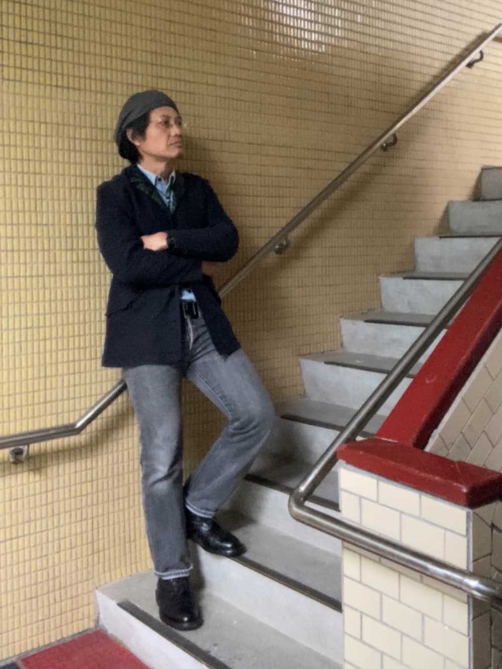 ブルー系のシャツ/ブラウス、ブラック系のその他アウター、ブラック系のデニムパンツを着用したメンズの春コーディネートの2枚目の写真