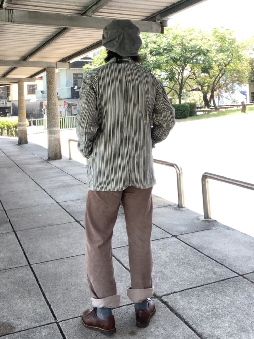 ブラウン系のその他シューズ、ベージュ系のカバーオール、ブラウン系のその他パンツを着用したメンズの夏コーディネートの2枚目の写真