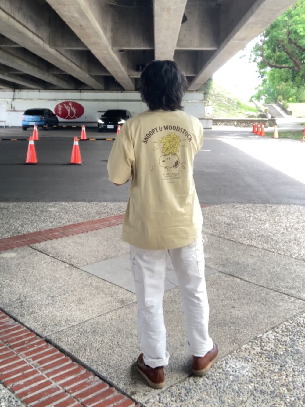 イエロー系のTシャツ/カットソー、ホワイト系のその他パンツ、ブラウン系のスリッポンを着用したメンズの夏コーディネートの3枚目の写真