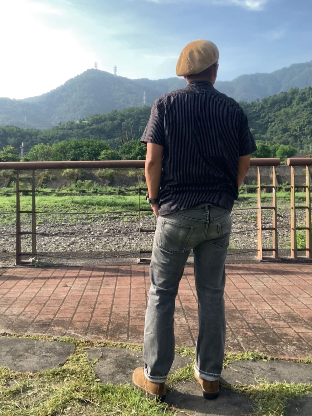 ブラック系のシャツ/ブラウス、ブラウン系のTシャツ/カットソー、ブラック系のデニムパンツを着用したメンズの春コーディネートの3枚目の写真