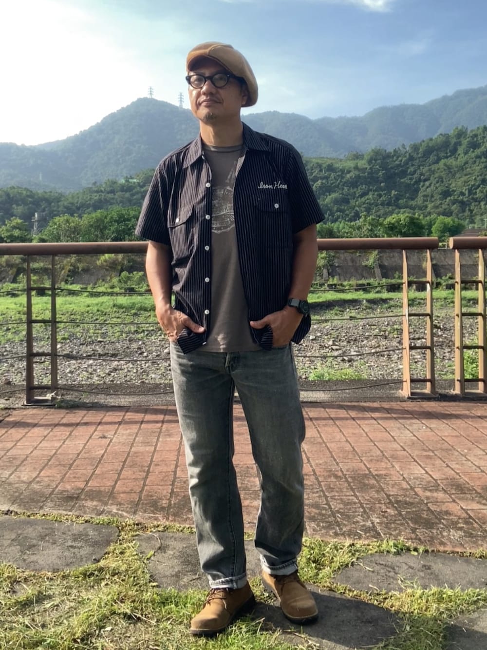 ブラック系のシャツ/ブラウス、ブラウン系のTシャツ/カットソー、ブラック系のデニムパンツを着用したメンズの春コーディネートの2枚目の写真