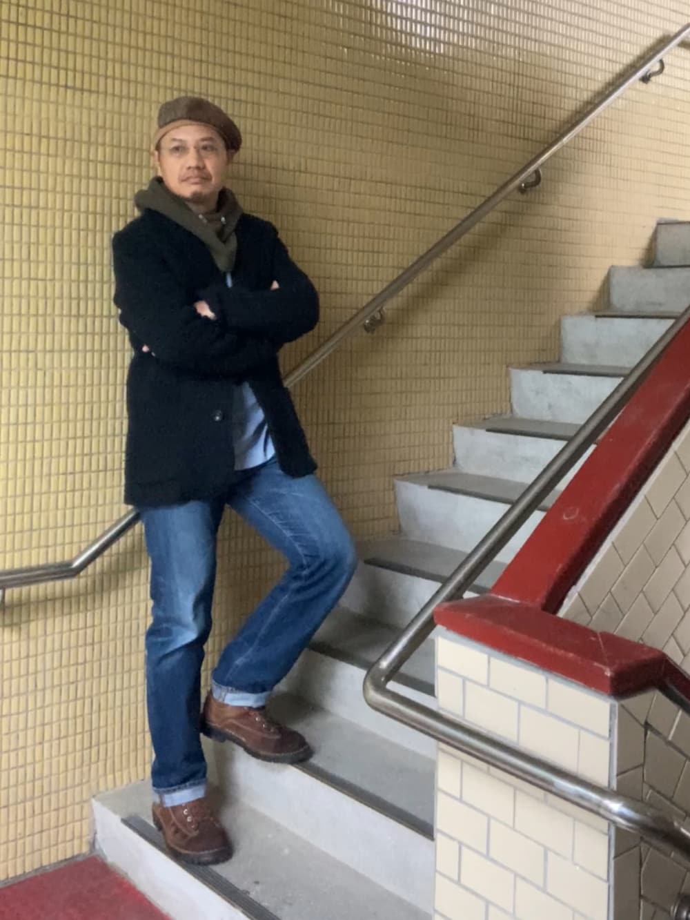 ブルー系のテーラードジャケット、ブルー系のTシャツ/カットソー、ブラウン系のTシャツ/カットソーを着用したメンズの春コーディネートの2枚目の写真