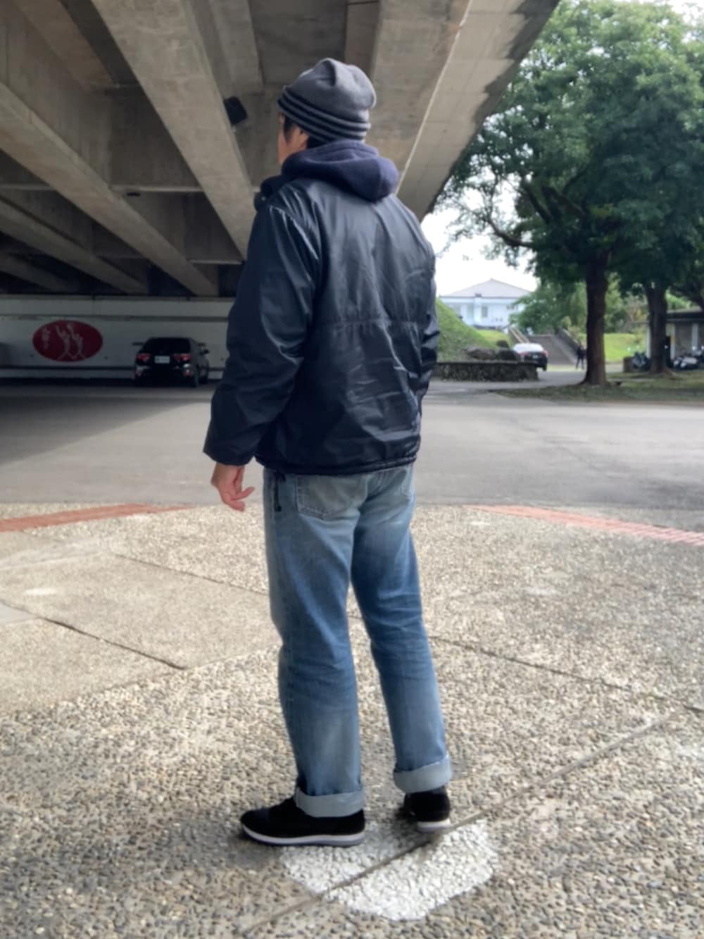 ブルー系のナイロンジャケット、ブラウン系のその他トップス、ブルー系のパーカーを着用したメンズの冬コーディネートの2枚目の写真