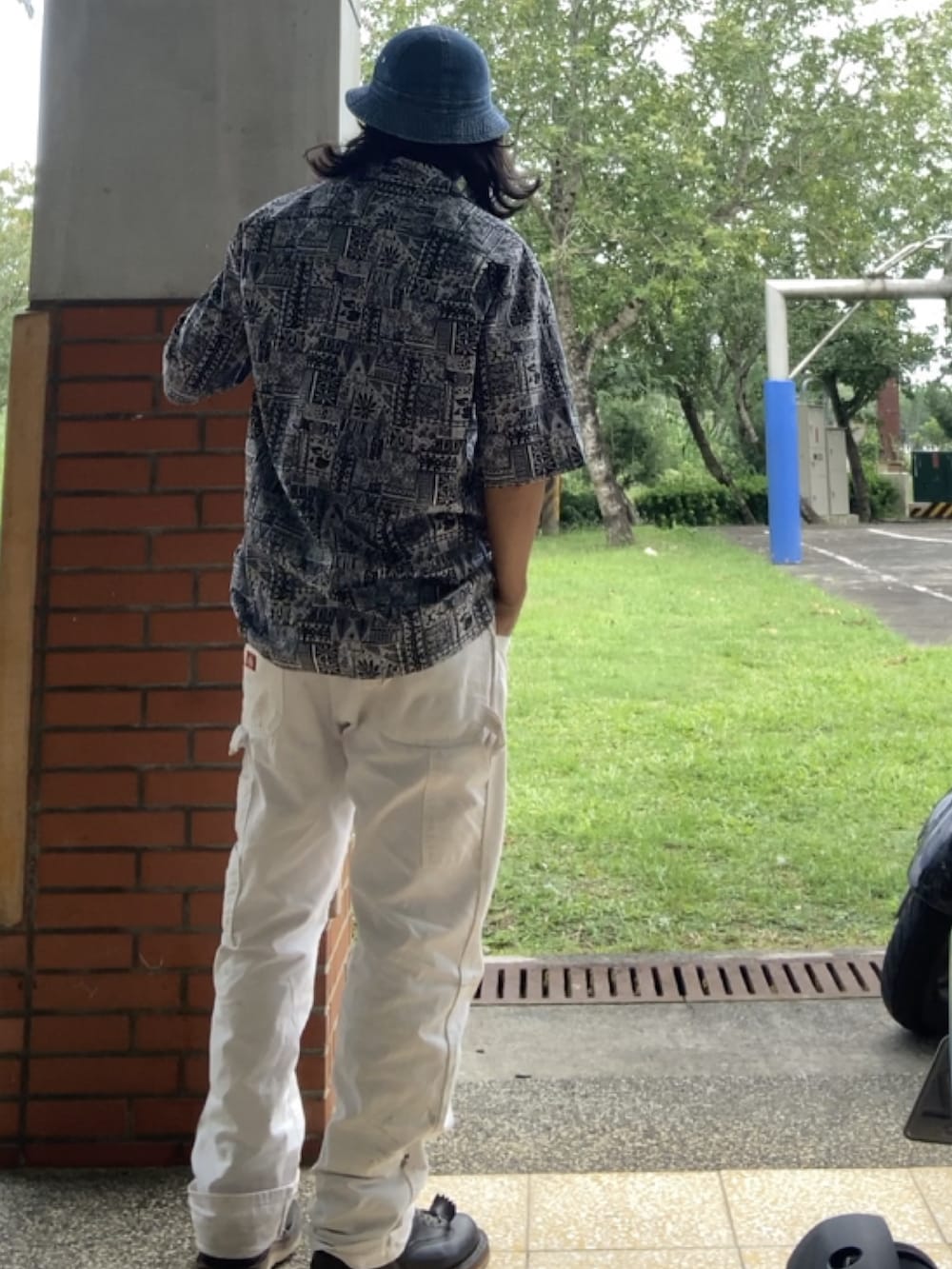 ブルー系のシャツ/ブラウス、ホワイト系のその他パンツ、ブラック系のブーツを着用したメンズの夏コーディネートの3枚目の写真