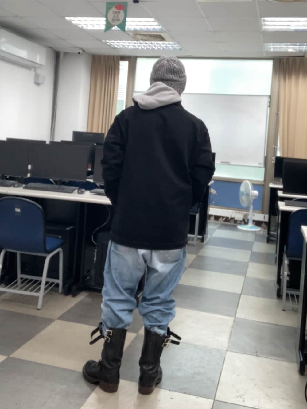 ブラック系のブーツ、ブラック系のカバーオール、グレー系のパーカーを着用したメンズの冬コーディネートの3枚目の写真