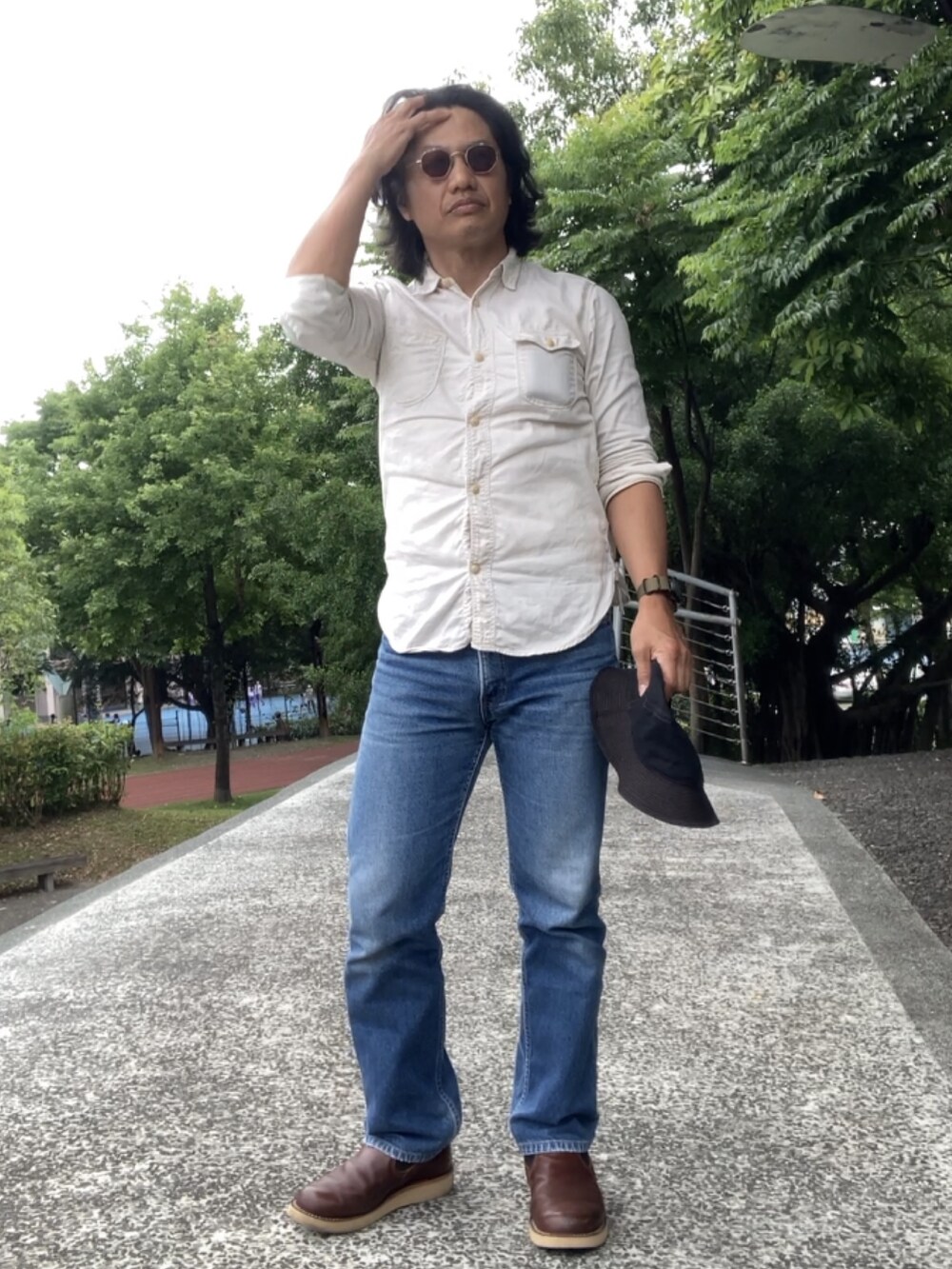 ブラウン系のスリッポン、ブルー系のデニムパンツ、ベージュ系のシャツ/ブラウスを着用したメンズの春コーディネートの3枚目の写真