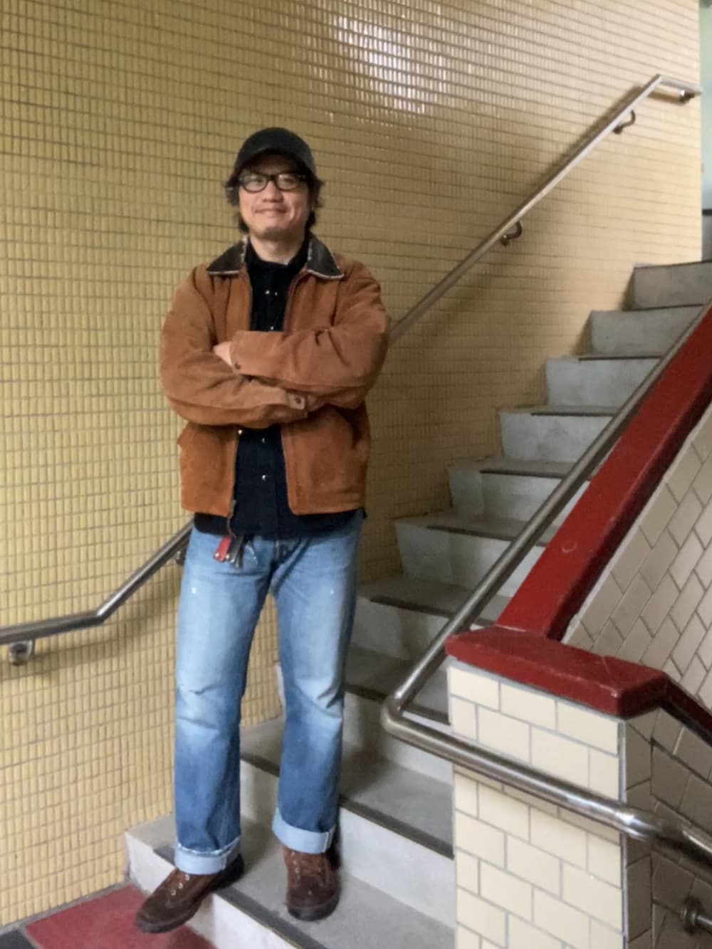 ブラック系のシャツ/ブラウス、ブラウン系のその他アウター、ブルー系のデニムパンツを着用したメンズの春コーディネートの2枚目の写真