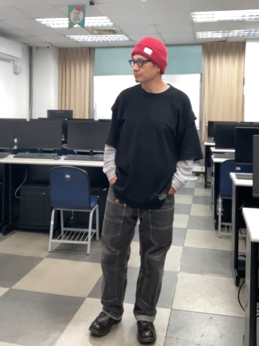 ブラック系のTシャツ/カットソー、ブラウン系のTシャツ/カットソー、ブラック系のデニムパンツを着用したメンズの秋コーディネートの2枚目の写真