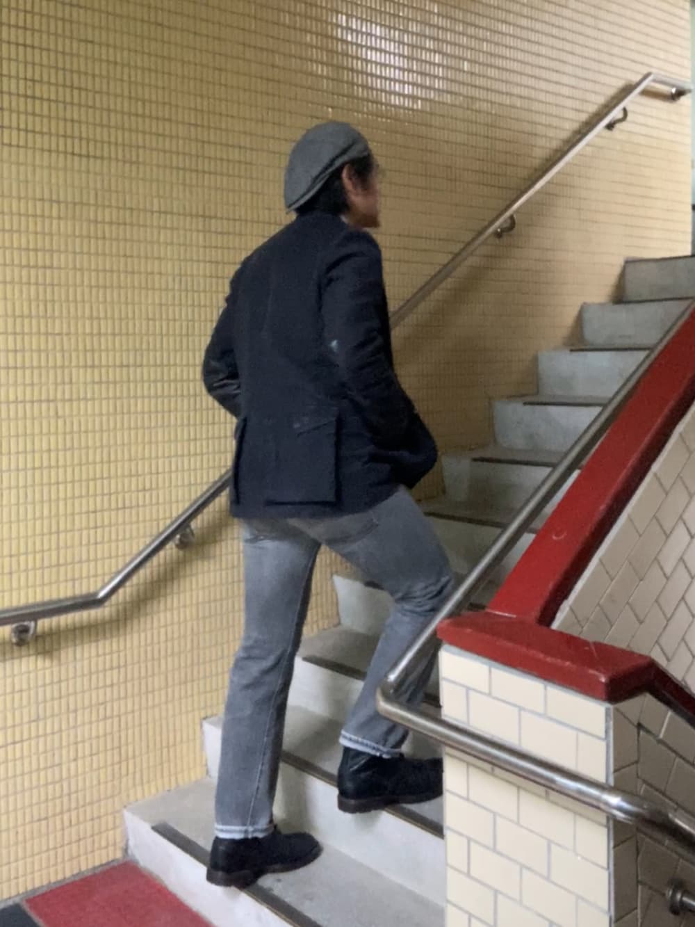 ブルー系のシャツ/ブラウス、ブラック系のその他アウター、ブラック系のデニムパンツを着用したメンズの春コーディネートの3枚目の写真